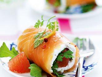 Salmon rolled with grapefruit