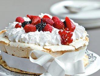 Pavlova with red fruits