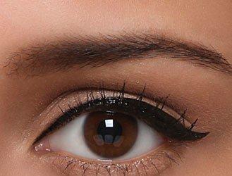 Make a doe eyes makeup for a glamorous look