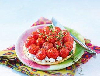 Fine pies with cherry tomatoes