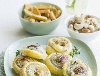 Tartlets with goat cheese, pecan nuts & cashew