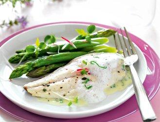 Bream fillets with green asparagus