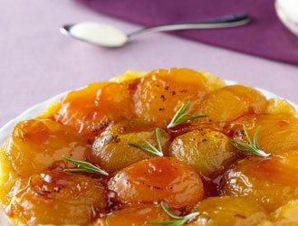 Mini tart with apricots and rosemary