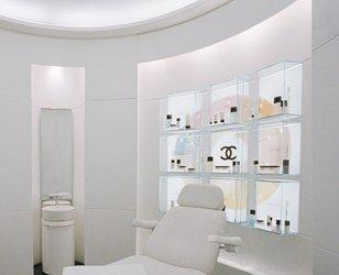 Chanel beauty space: an institute in white, black and pink