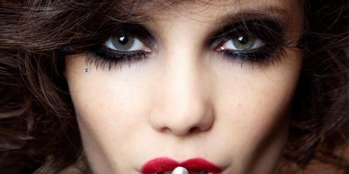 Seduction makeup for a captivating look!