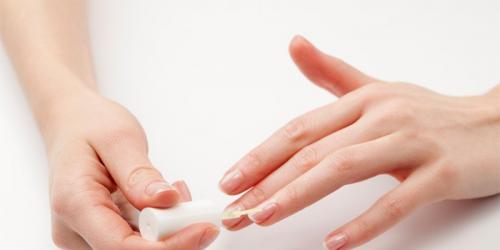 Stop yellowing of the nails!