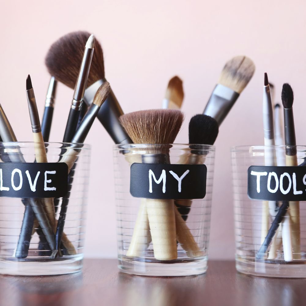How to clean his makeup brushes?