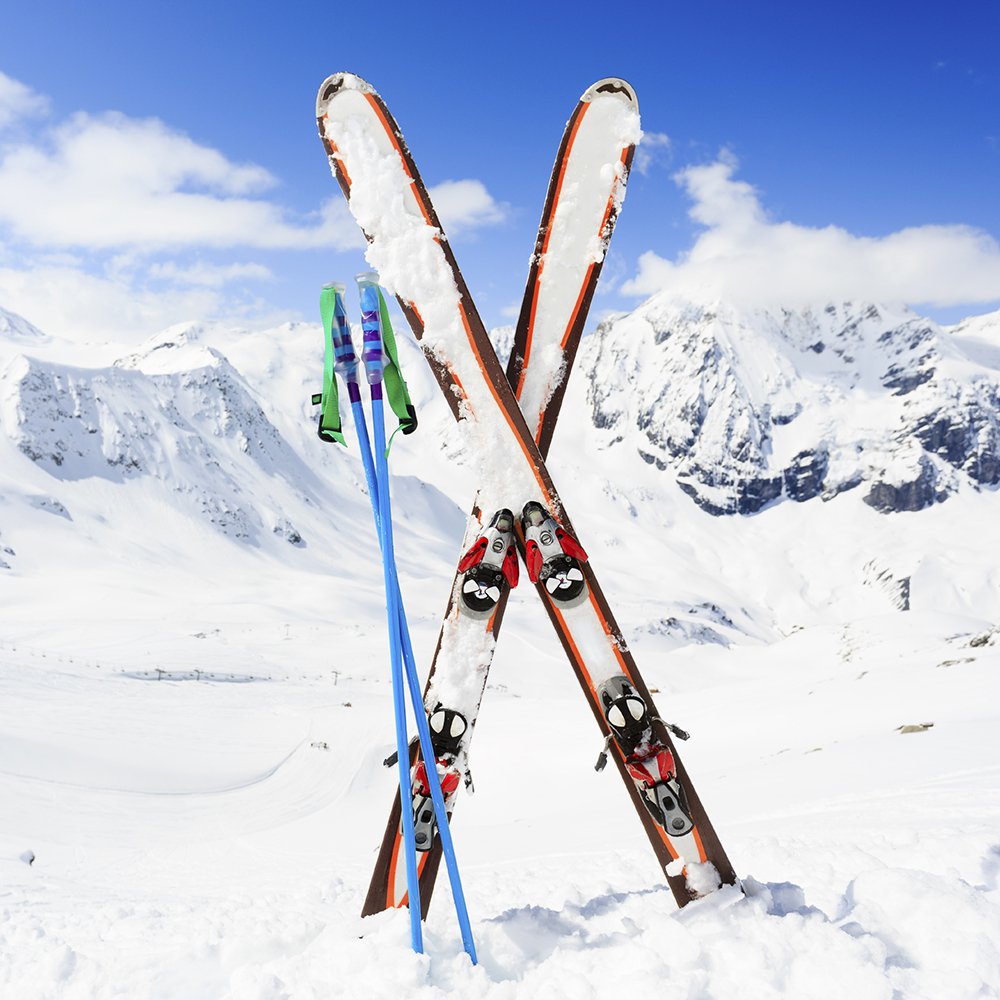 Ski n. Лыжи. Горнолыжные лыжи. Современные горные лыжи. Горные лыжи в снегу.