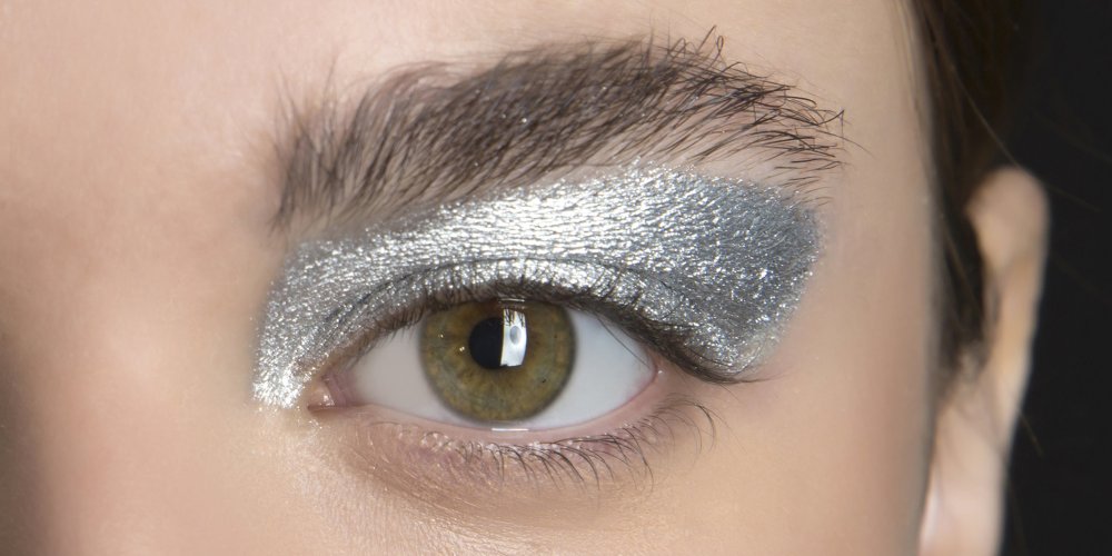 Metallic makeup: how to appropriate the trend?