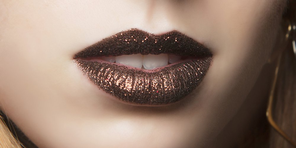 Glitter trend: how to wear glitter lipstick?